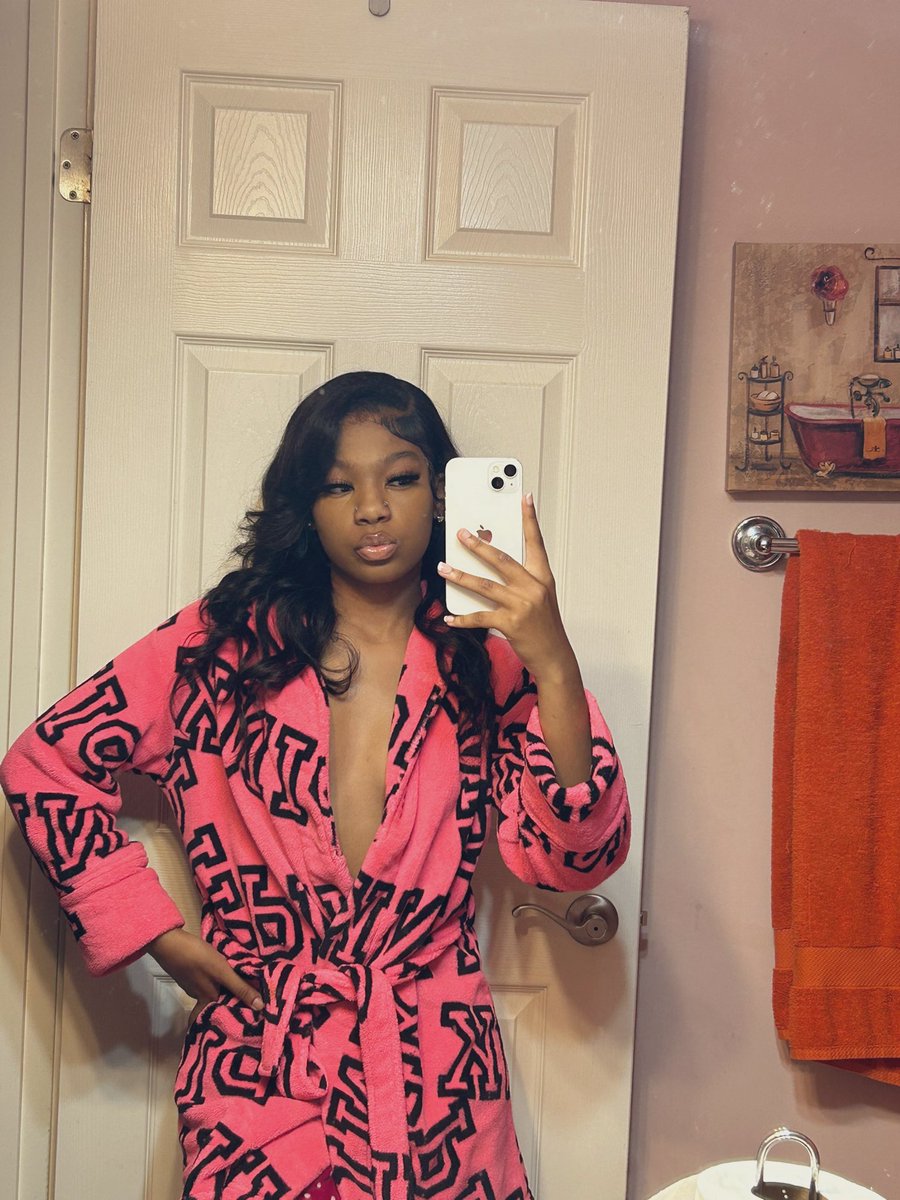 driaatoocleannn's tweet image. I’m so cute #matchingpjs?