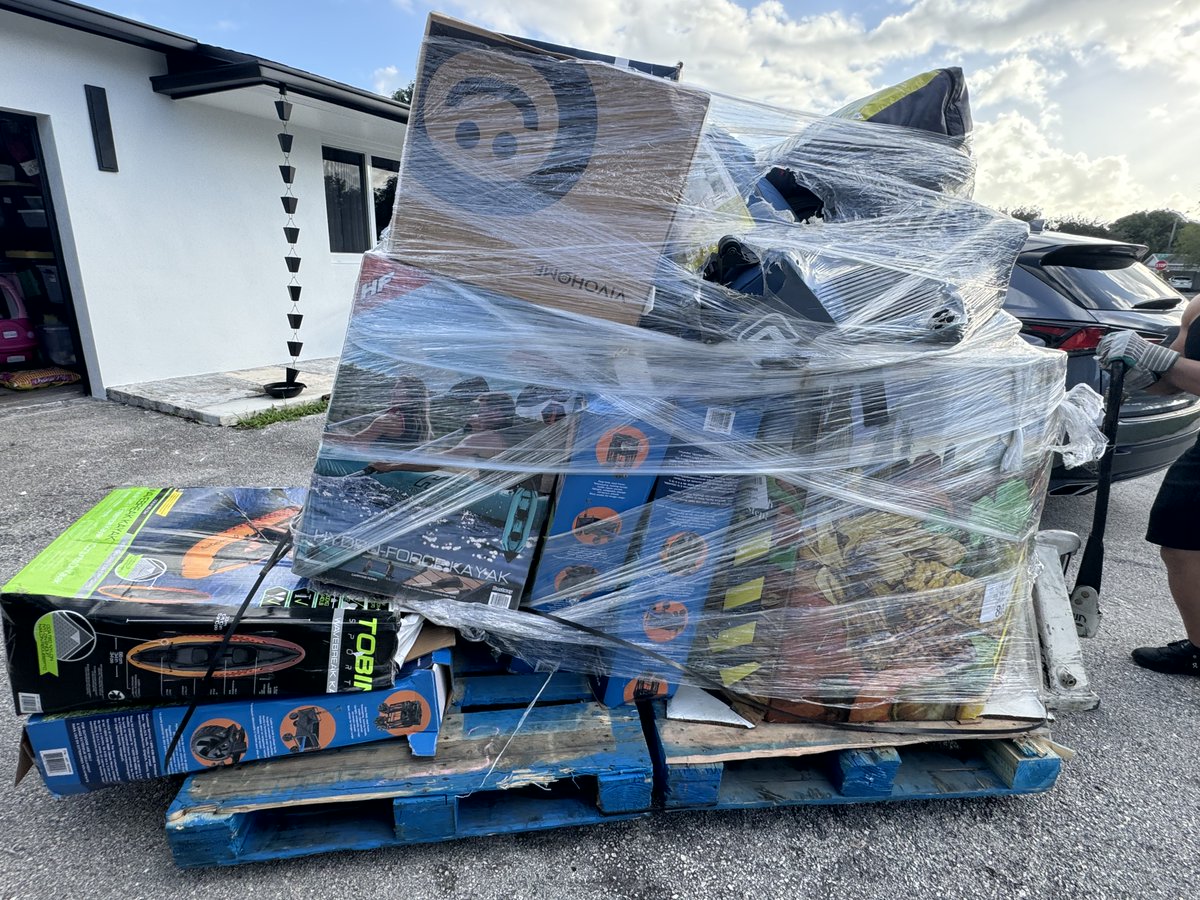 Guaranteed2Sell's tweet photo. Last Thursday I received the second #liquidation #pallet. The driver called me when he was 30 minutes out, he pulled up on a Semi-truck pulling a 48 ft trailer. I was shocked! The pallet weighted 1,100 Lbs, it was difficult to maneuver and was actually two pallets tide up https://t.co/xfRLn2xLCF