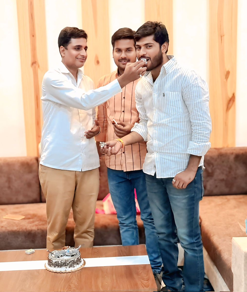 भारतीय जनता पार्टी भीलवाड़ा के यशस्वी जिलाध्यक्ष, आदरणीय भाई साहब श्री <a href="/Pmewarabhl/">Prashant Mewara🇮🇳</a> जी को जन्मदिन पर हार्दिक बधाई व शुभकामनाऐ !
प्रभु श्रीराम से दीर्घायु व उत्तम स्वास्थ्य की मंगल कामना करता हूं !
<a href="/BJP4Rajasthan/">BJP Rajasthan</a>