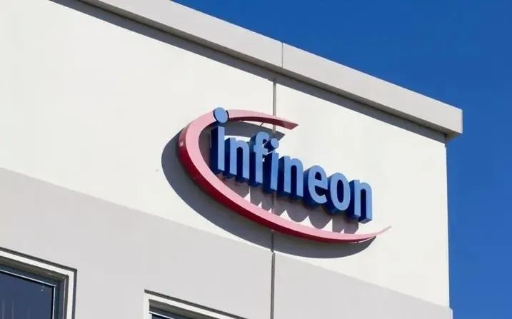 TinaLiu1727872's tweet image. Breaking Tech Limits: Infineon unveils the world&apos;s thinnest 300mm silicon power wafer at just 20μm thick—half the thickness of current 40-60μm wafers! 🌐 
📧 Learn more:  [semicone.com]
#SiliconWafer #InfineonTech #SemiconductorInnovation #Efficiency