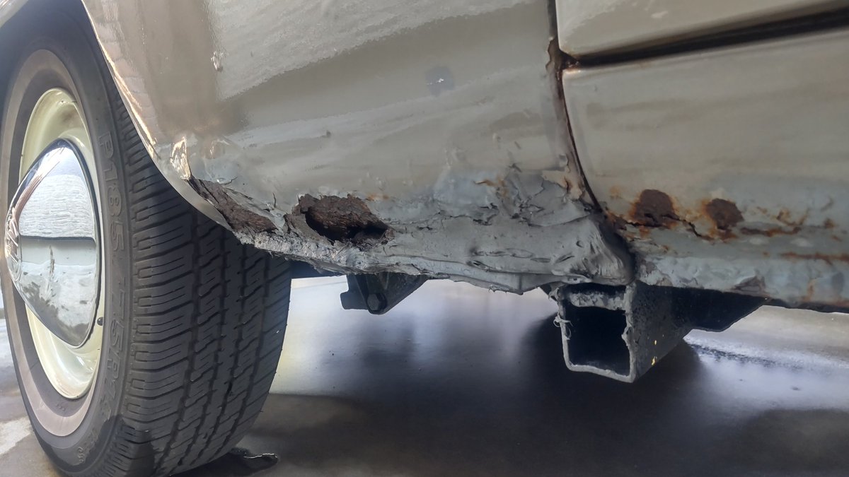 hossan_TK9004's tweet image. うーーん。
いよいよ底の塗装がやばい。
来年はリアルに鈑金塗装をやらんといけないかもしれん。。（汗）

なお、押してはいけない。
ベコッつって穴が開くから😇
#vwtype2 #vwbus