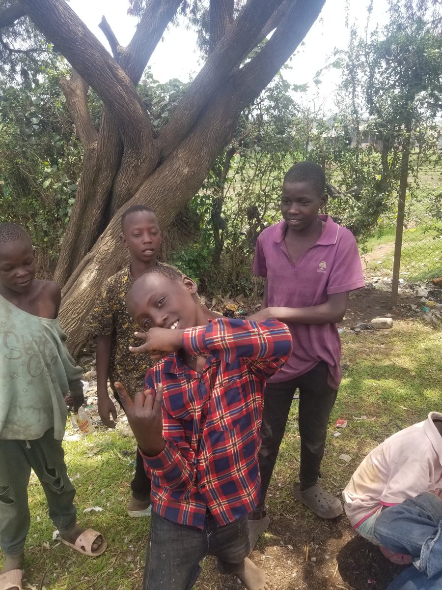 Humanhelpfound4's tweet image. Life on the streets can be amazing as many young boys and girls are on the streets thriving for what to do next 
Let&apos;s help the street children away from the streets cos we dont know what harm they will  face in the future 
@MuslimWorld313 @reel @streetkids @helpneedy @actionaid