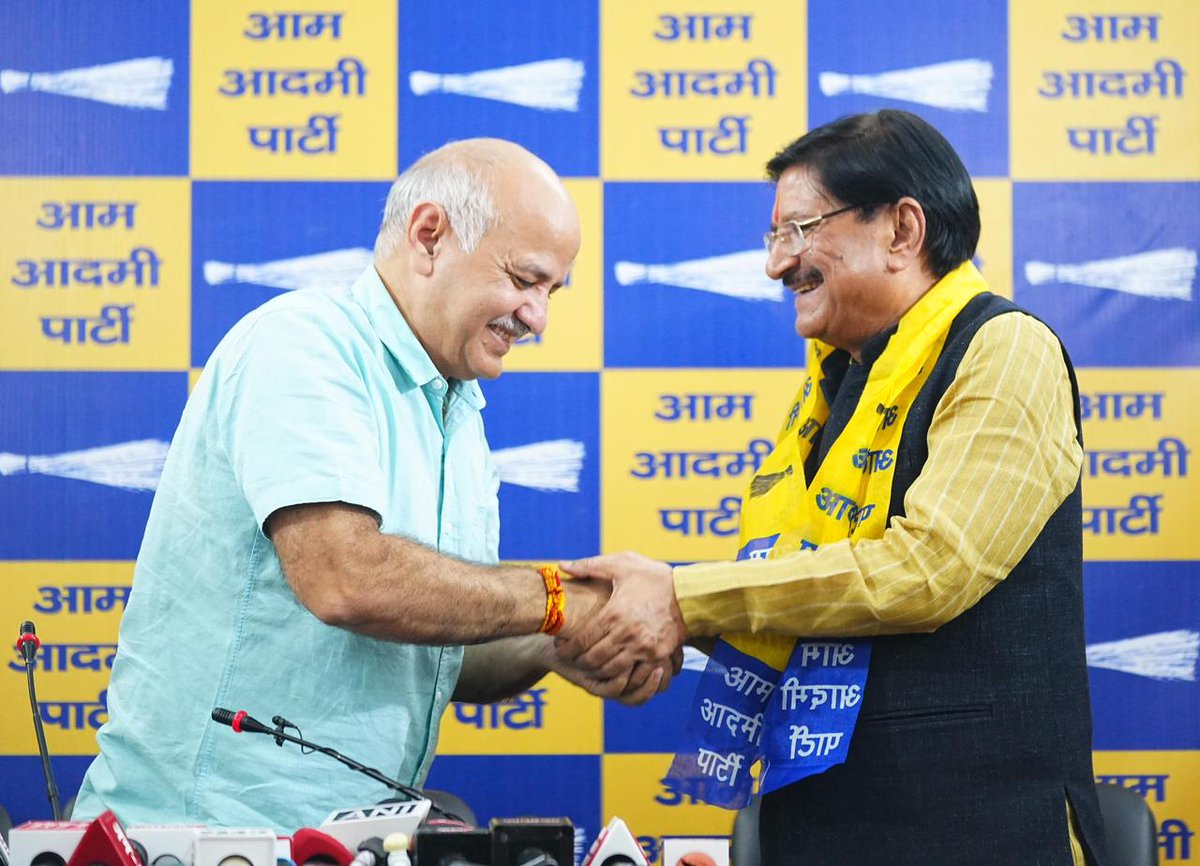 punjabkesari's tweet photo. BJP दिल्ली के वरिष्ट नेता B.B.Tyagi ने आम आदमी पार्टी की काम की राजनीति से प्रभावित होकर भाजपा को छोड़ आम आदमी पार्टी का थामा दामन
#BBTyagi #AAP #DelhiPolitics #PoliticalShift #NewBeginnings #ChangeOfAllegiance #AAPSupport #PoliticalJourney #LeadershipChange #JoinAAP https://t.co/qxv8o4k2yP