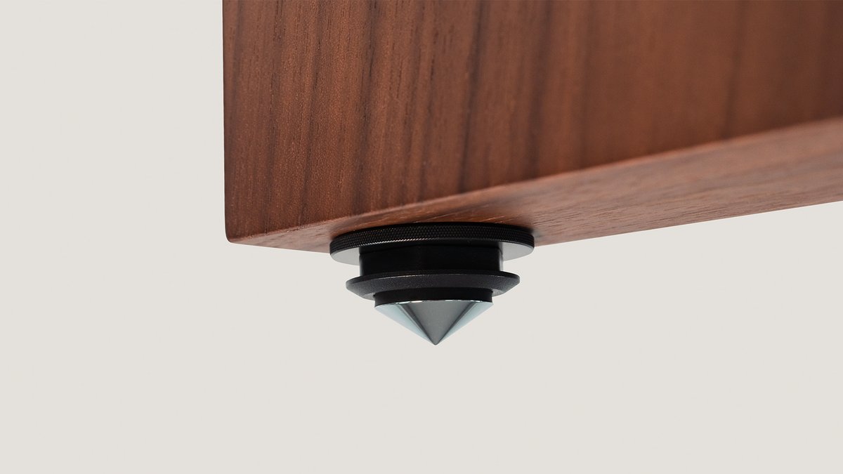 Intuitive levelling adjustment

Achieving a perfectly level base is vitally important for high-fidelity furniture. That’s why Blok’s engineers have incorporated four cleverly designed feet into Stax 2G’s design. These can be adjusted easily using the supplied bespoke adjustment