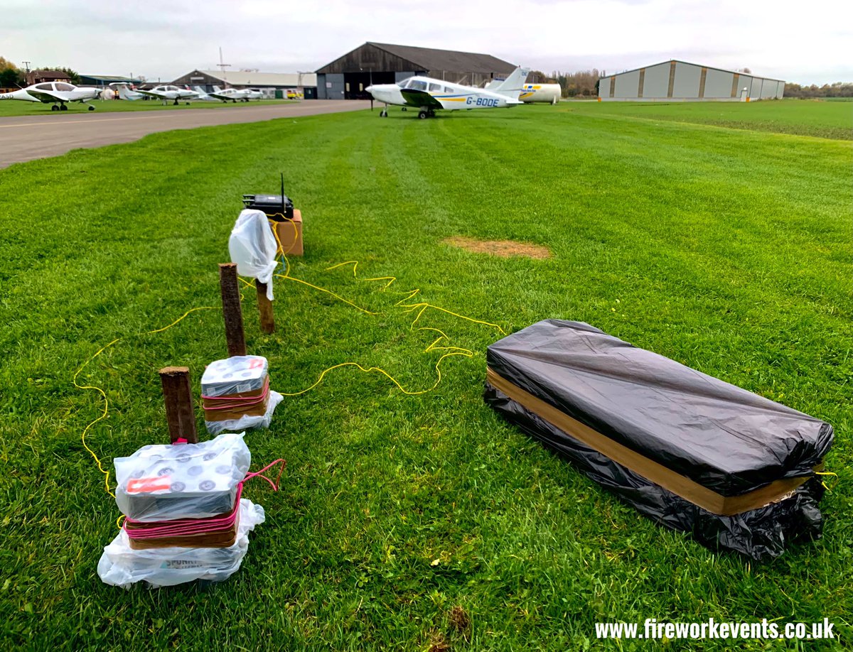 FireworkEvents's tweet image. Planes and pyrotechnics… #fireworkdisplay #airfield #professionalfireworkdisplays #fireworks fireworkevents.co.uk