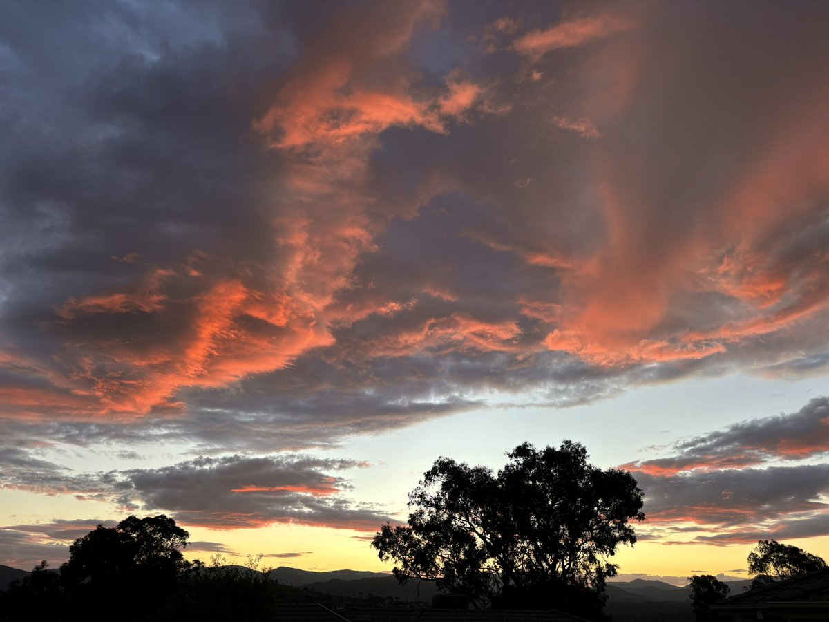 chifley_alison's tweet photo. Wow! The sunset tonight was pretty spectacular here in #Conder in the Lanyon Valley in Canberra. https://t.co/hPShd3AzC1