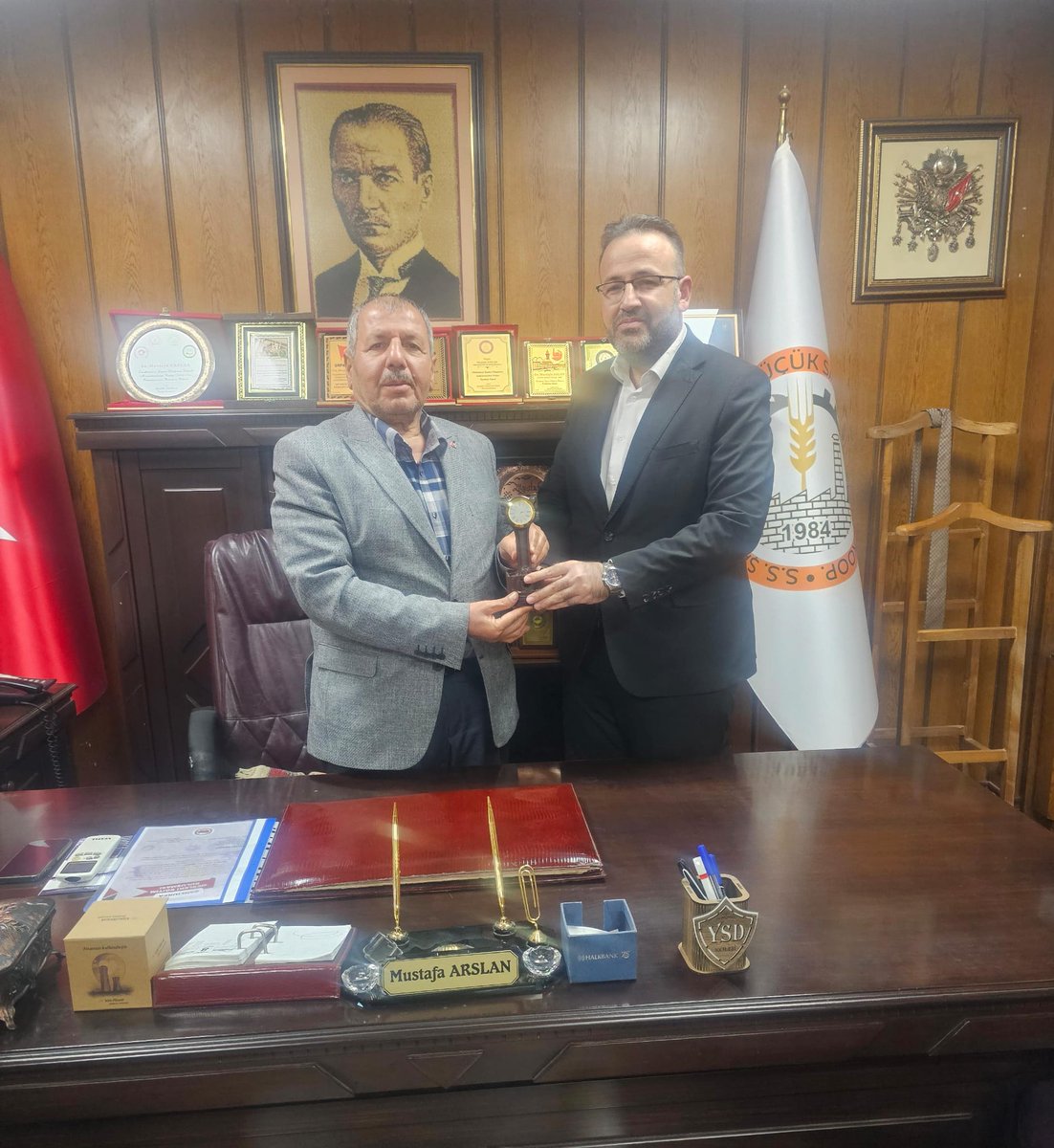 Federasyon Başkanımız Av. Ahmet Yalçın, başkan vekilimiz Mustafa Kızmaz ve Genel sekreterimiz Celal Altun, Şanlıurfa Evren Sanayi Kooperatif Başkanı Mustafa Arslan ve Yönetim kurulunu ziyaret ettiler. Ziyarette birçok konu hakkında görüşmeler yapıldı ve bilgi alışverişi sağlandı.