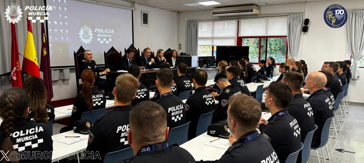 MurciaPolicia's tweet photo. Hoy se ha inaugurado el Curso Selectivo de Aspirantes a Agentes de Policía Local de la Región de Murcia, XLVII Promoción.
El acto ha contado con la presencia del Concejal de Seg. Ciudadana @PENCHO3 
Enhorabuena a los aspirantes, vuestro esfuerzo os lleva a cumplir un sueño. https://t.co/KyXAntS2KY