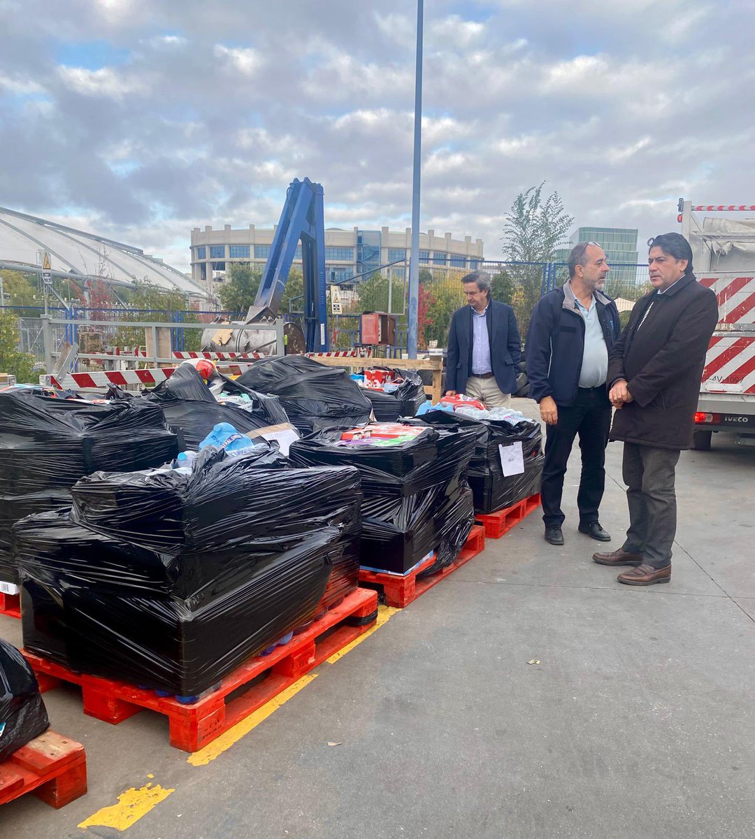 davidperez's tweet photo. Gracias a todos los trabajadores y voluntarios del cantón de Hortaleza (Tomás Redondo, 8) y de la comisaría de @policiademadrid (c/Javier del Quinto) por su trabajo y a todos los donantes que han permitido completar más de 50 camiones de material para Valencia. GRACIAS A TODOS https://t.co/KQ6mPn3WV9