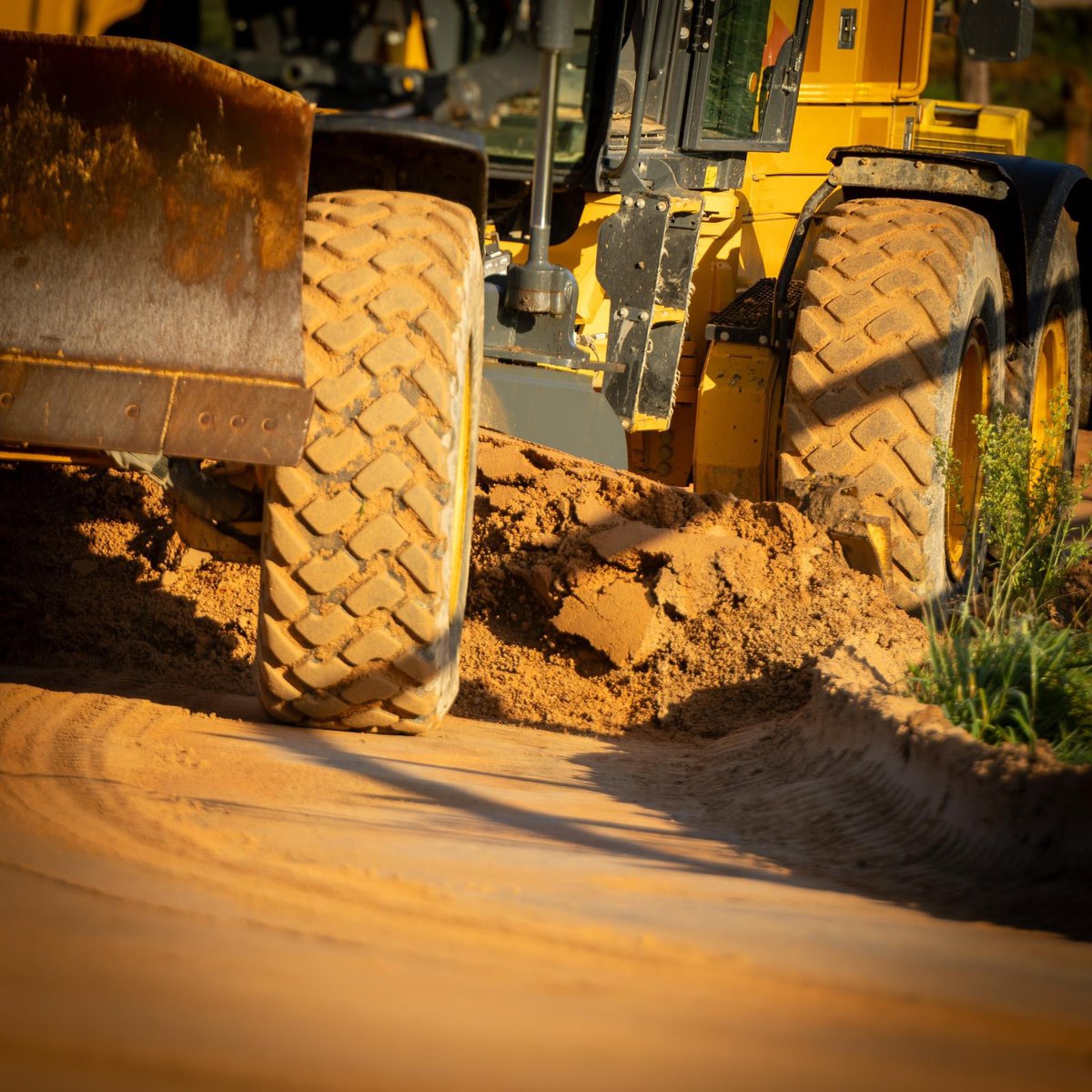 Chaque année, nous faisons appel à une entreprise spécialisée pour remettre à niveau nos pistes avec le passage de la niveleuse ! 🐎

Une piste bien entretenue garantit une meilleure sécurité, des meilleures performances et une meilleure durabilité ! 🚜