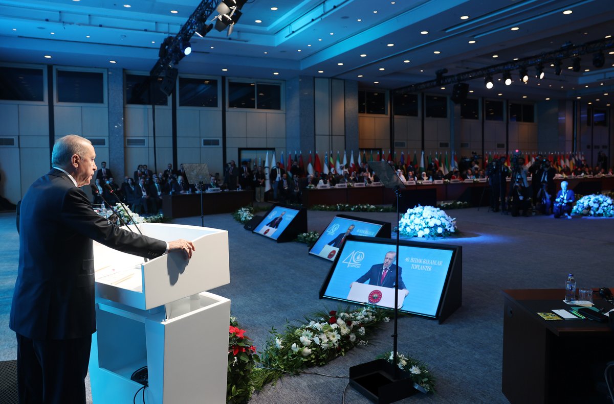 Akparti's tweet photo. Cumhurbaşkanımız Recep Tayyip Erdoğan, İstanbul'da Lütfi Kırdar Uluslararası Kongre ve Sergi Sarayı'nda düzenlenen 40. İslam İşbirliği Teşkilatı Ekonomik ve Ticari İşbirliği Daimi Komitesi (İSEDAK) Toplantısı Açılış Programı'na katıldı. https://t.co/UDYK51SnNO