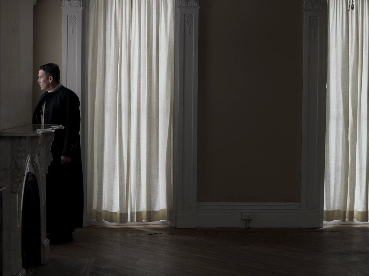 Thiboune's tweet image. Costaud #FirstReformed.

Bouillonnement misanthropique où Schrader filme à hauteur de curé une apocalypse, un écroulement du Divin tout autant que du monde. 

Et c'est saisissant de bout en bout, étrangement pulp et donnant des images qui habitent l'esprit.