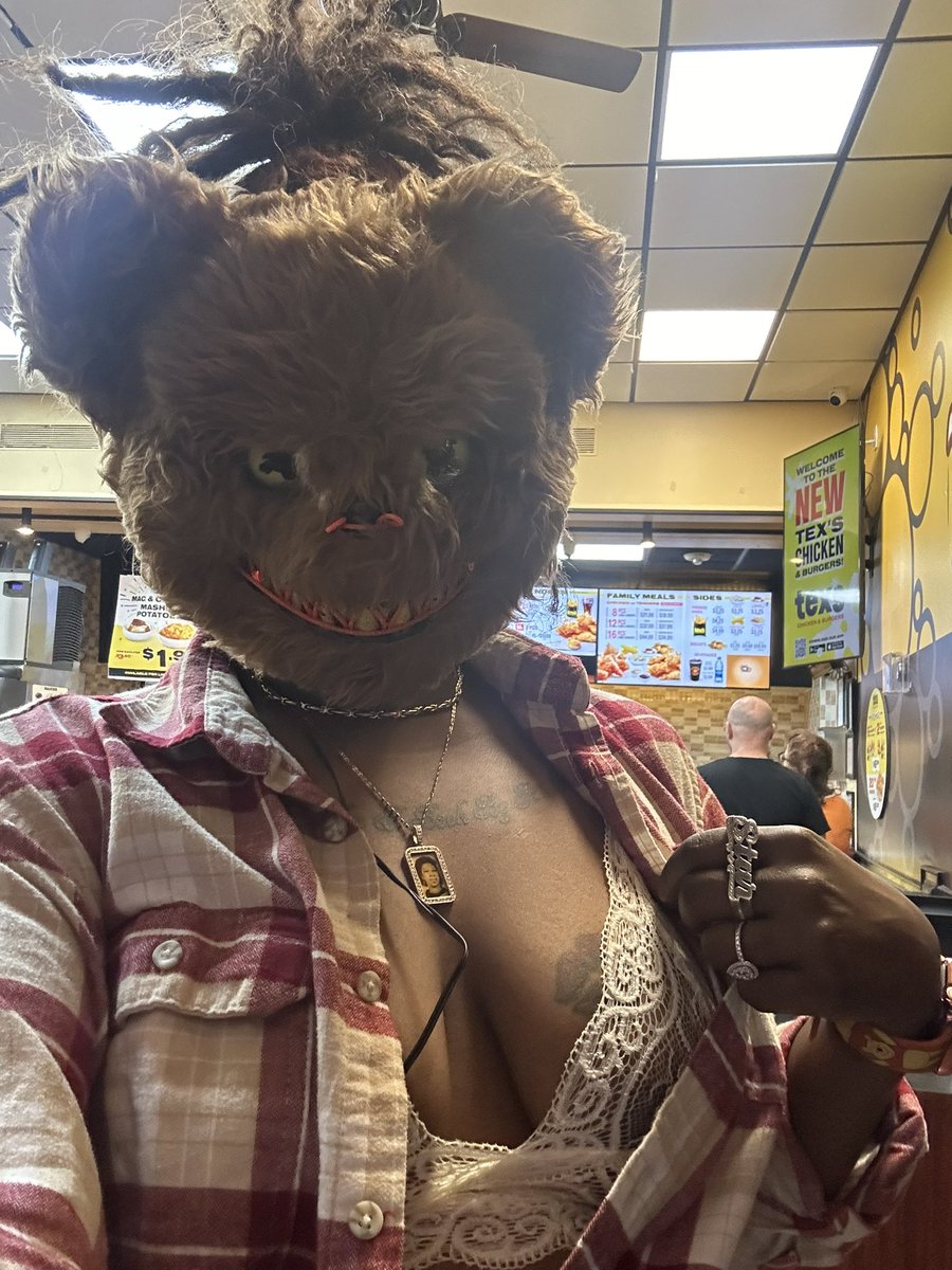 Starbronx718's tweet photo. Halloween 🎃 was cute 🥰 https://t.co/e87eRbF9dX