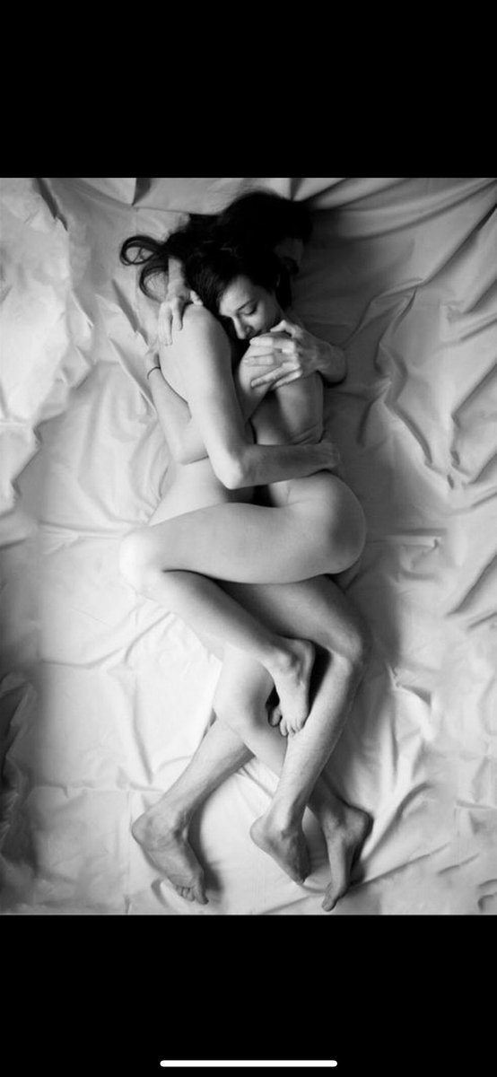 아무 이야기도 하지 않고
그냥 눈빛만 보면서 서로를 탐닉하는
그런 뜨거운 ㅅㅅ를 하고 싶다
맛있네 어쩌네 하면서 더티톡 하는거 말고
그냥 진득하게 서로의 몸만 탐닉하는 그런 ㅅㅅ

#섹트 #로망트