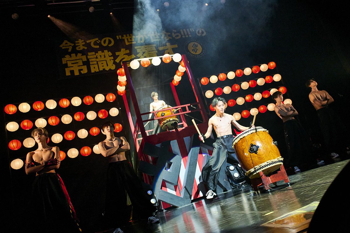 Emo_miu's tweet photo. 【#世が世なら!!!】挑戦の連続！Zepp Shinjuku『世が世なら!!!新挑戦-NEW SUPER LIVE SHOW』🏮🥁🕶🌸️🔥＜ライブレポ＞

💬 「みんなが楽しかったなら、それでOKです」

[写真89枚／ソロカットも📸]
🔗https://t.co/siMko7rDh4

@yogayo_official 
#世が世 #ifif #つば男 #Emomiu https://t.co/KB4uw4vojV