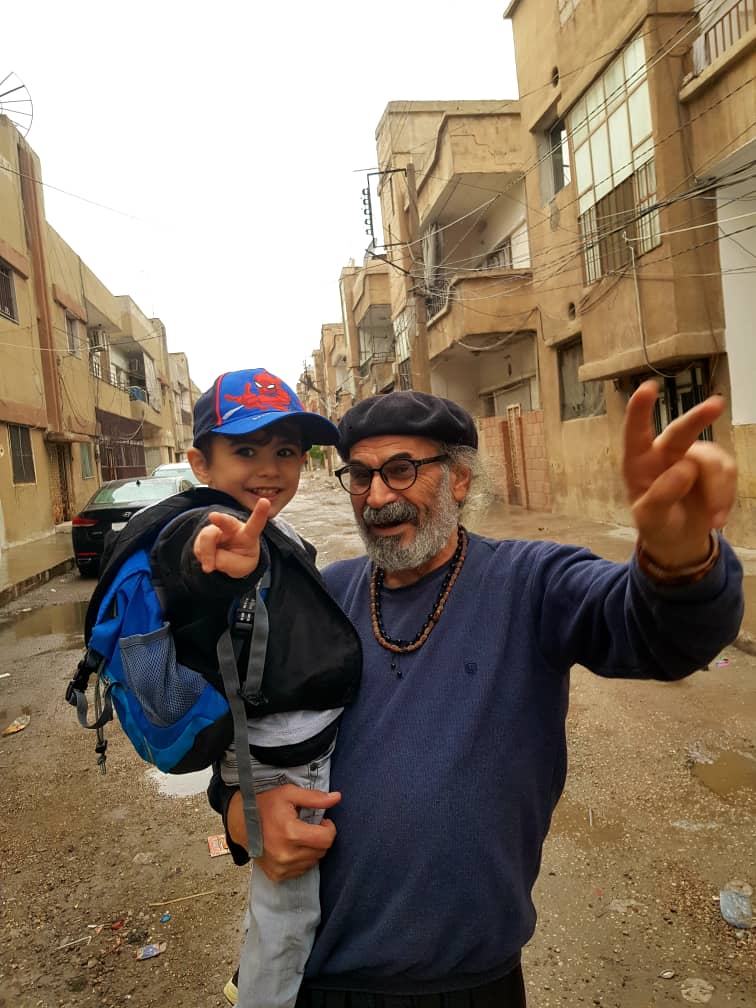 Ehmedehuseyni's tweet photo. Vê sibehê
Li bin baranê;
Barana ku ji  tiliyên te,
Bi ser hinarkên Qamişlokê de dibariya..
Vê sibehê...,
Bîna seferê
Bîna berfên dûr
Bîna êŝên dûr
Bîna xewrevînên dûr
Bîna hevalên dûr
Û bîna bêrîkirinê ji axa dilê te difûriya.. https://t.co/vyuQ3WrgJm