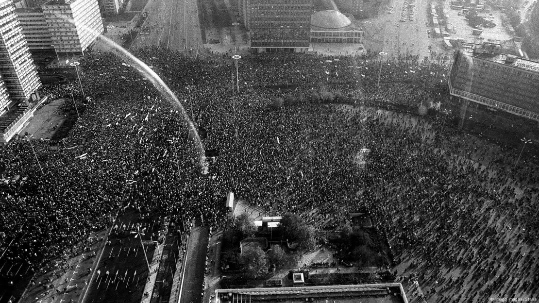 IlkoKowalczuk's tweet photo. 1/Am 4. November 1989 fanden in über 50 Städten der DDR Kundgebungen und Demonstrationen statt - die Menschen forderten Reformen ein. Am Berühmtesten wurde die Demo auf dem Alexanderplatz mit bis zu 200.000 Menschen. Das DDR-Fernsehen schaltete sich entgegen den Weisungen live https://t.co/CAitYlAOnt