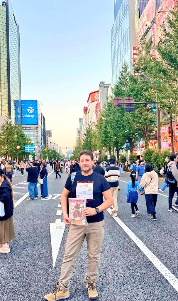 SanchoMateos's tweet photo. Objetivo cumplido....lograr una copia del #TheDisasterOf98 de @BonsaiGames y mi primera #CommandMagazine Japonesa #YellowSubmarineAkihabara https://t.co/1PqqJywZ0B