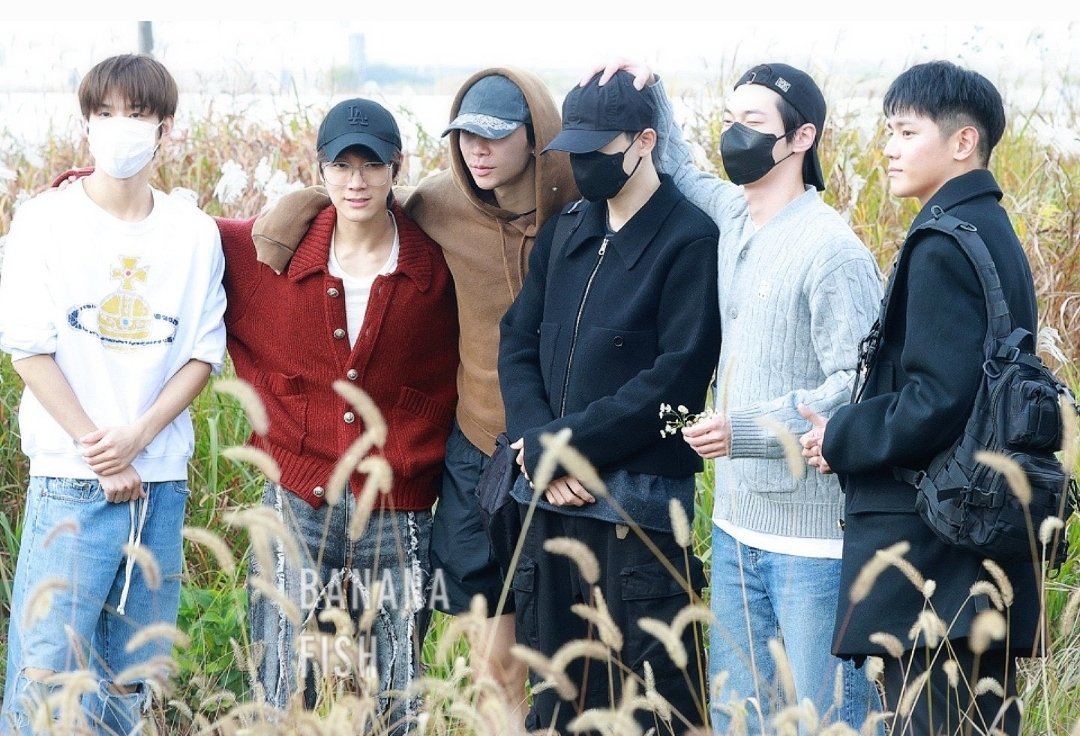 AboutMusicYT's tweet photo. Jaehyun with NCT members at his enlistment. https://t.co/6mtXWe3AkT