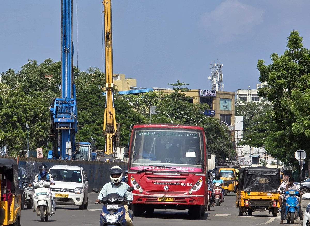 OMRupdates's tweet image. #GSTRoad : Elevated Corridor from Saidepet to Teynampet ,3.2 km long, four-lane wide corridor being constructed at a cost of ₹621 crore.
Work in Progress and traffic diversion has been sought.
ETA by 2026🤔
