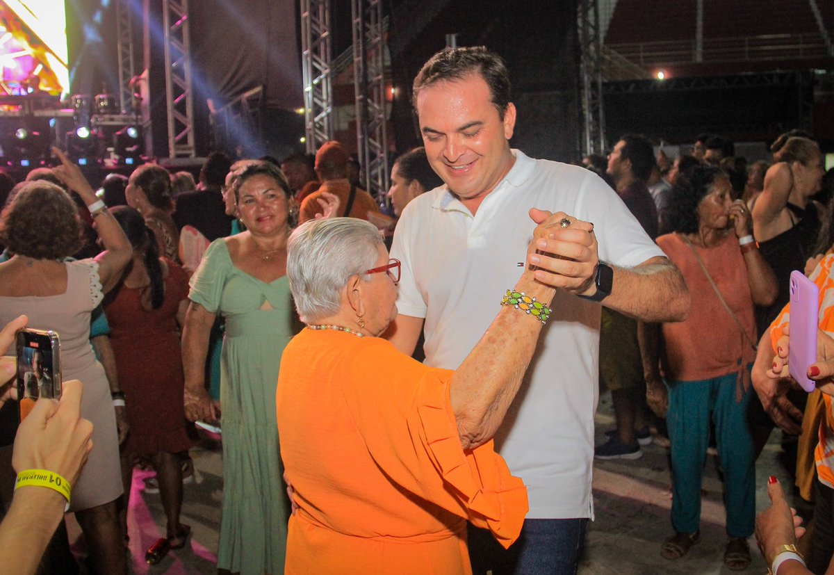 MateusAssayag's tweet photo. Noite de Bolerão dos Idosos, ao som de @zezopotiguar. Foi bom demais 🎶😍

Parabéns, prefeito @frankbigarcia, deputada @mayradiasam e todo povo de Parintins pela belíssima festa! 

#Parintins #Zezo #BolerãodosIdosos https://t.co/91NofhMfQm