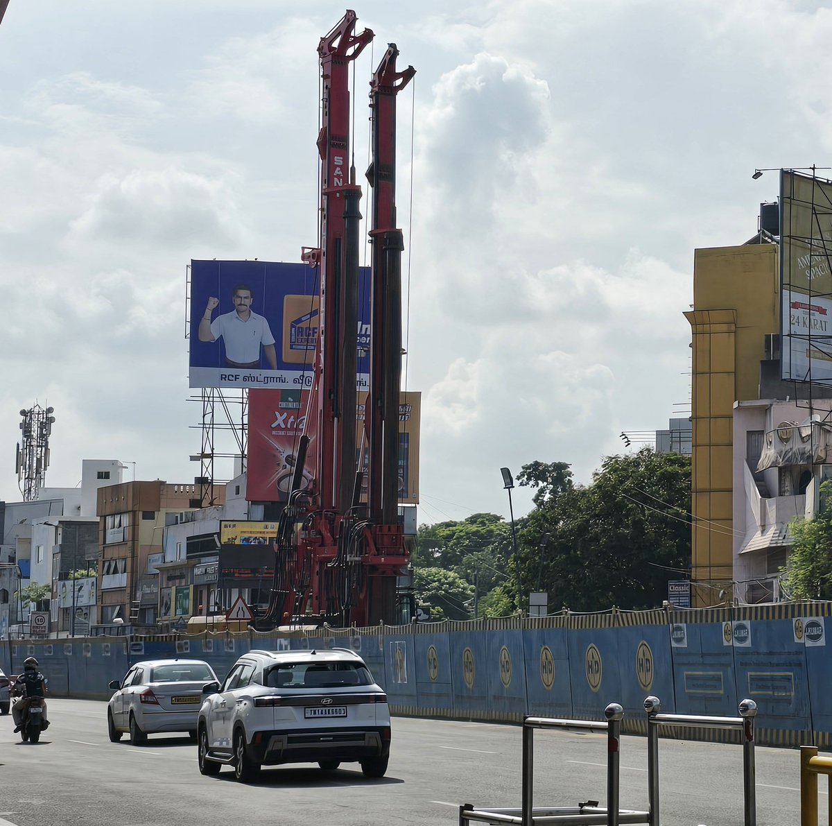 OMRupdates's tweet image. #GSTRoad : Elevated Corridor from Saidepet to Teynampet ,3.2 km long, four-lane wide corridor being constructed at a cost of ₹621 crore.
Work in Progress and traffic diversion has been sought.
ETA by 2026🤔