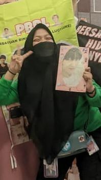 help rt

ada yang kenal bokem ini ga? dia udah nipu banyak orang pas event noraebang kemaren di fx
