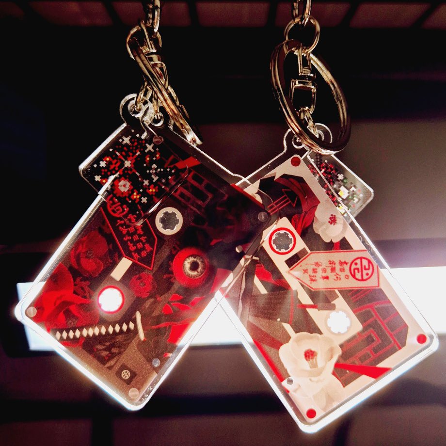 어제 신청자분들께 너무 예쁜 실물 사진을 받아서 슬쩍 업로드하고 갑니다 … ^_^ 🤍🖤❤️ 굿즈 제작 후기는 늘 감사하게 받고 있습니다!!