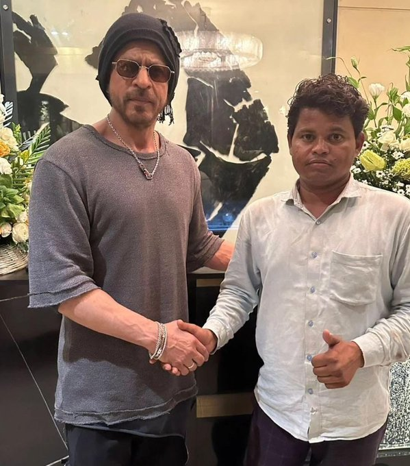 ImshikharNegi's tweet photo. 95 दिनों से मन्नत के बाहर शाहरुख खान से मिलने का इंतजार कर रहे झारखंड से आए फैन ने आखिरकार मुलाकात कर ही ली... अब आप सभी कह सकते हैं कि-  

'अगर किसी चीज को दिल से चाहो तो पूरी कायनात उसे तुमसे मिलाने की कोशिश में लग जाती है...' 🥰 #ShahRukhKhan𓀠 @iamsrk @pooja_dadlani #SRKDay https://t.co/0j8jo9vd2O
