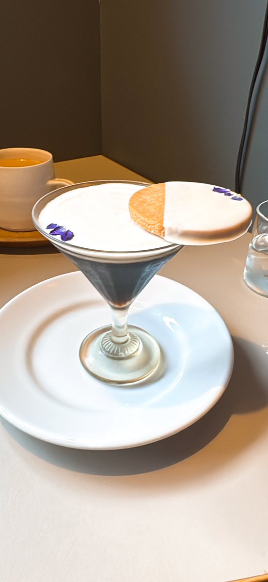 spiel14's tweet photo. 西荻窪のカフェ「cotito コチト ハナトオカシト」さん
カフェ営業の日に訪問
◆お花の米粉レーズンブラウニー
ビオラとアリッサムの花がのってます
レーズンが効いてて良い風味
◆コーヒーゼリー&ホワイトチョコがけ米粉サブレ
⚫︎チャイ
#cotito #コチトハナトオカシト
#西荻窪グルメ https://t.co/6eoE3edSMN