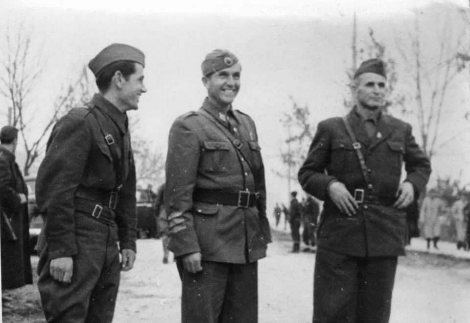 Goce_Macedonian's tweet image. Михајло Апостолски и Методија Андонов-Ченто на 4.XI.1944 г. во тукушто ослободената Битола, #Македонија ВСВ
///
Macedonian General Mihailo Apostolski &amp;amp; the first President of #Macedonia Metodija Andonov-Cento on 4.XI.1944 in the newly liberated city of Bitola. #WWII