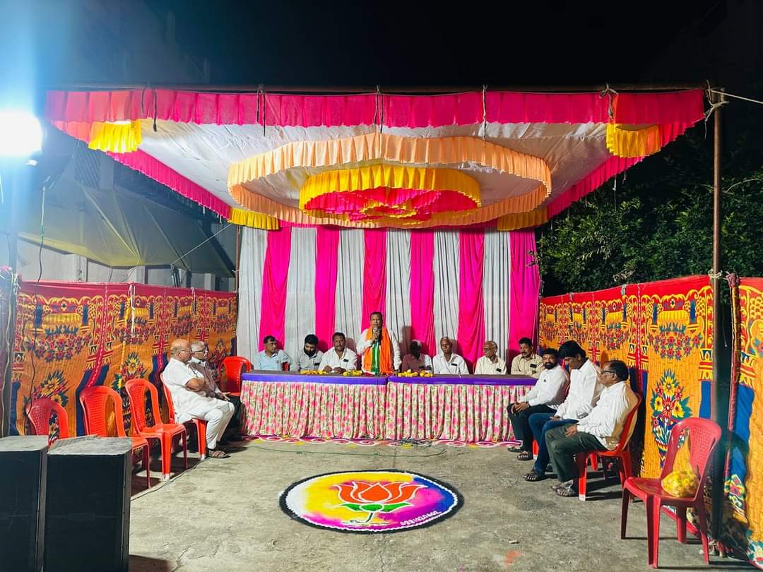 VijayAgrawalBJP's tweet photo. 📍  कार्यकर्ता संवाद, कौलखेड 

 कौलखेड कार्यकर्ता व नागरिकांशी येथील दिवाळीनिमित्त  संवाद साधला.उपस्थित सर्वांना दिवाळीच्या मनःपूर्वक शुभेच्छा दिल्या. अकोला पश्चिम विधानसभा मतदार संघाच्या जनतेला माझ्यावर विश्वास दाखवत पुढील पाच वर्षे मतदार संघातील जनतेची सेवा करण्याची संधी https://t.co/59Ht988Sot