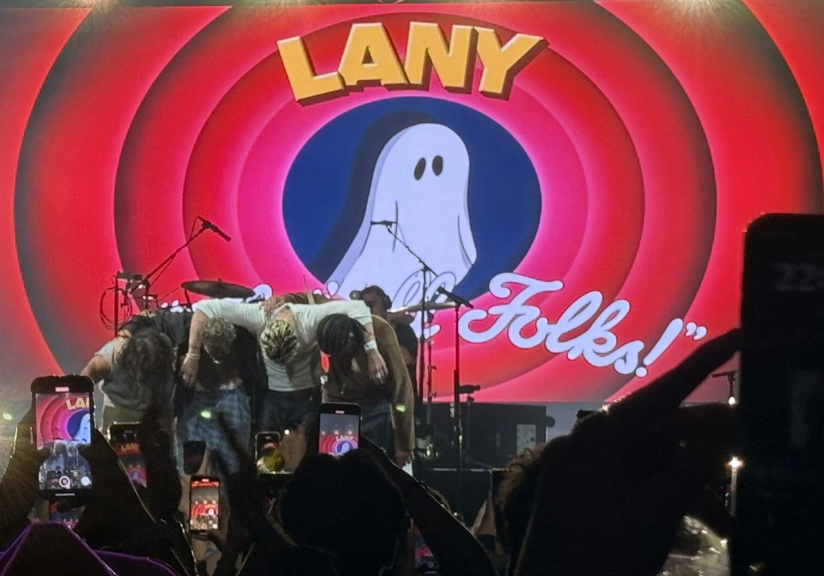 stefymyer's tweet photo. i feel most at home when i’m with @thisisLANY 🫶 https://t.co/kOnZ4habeY