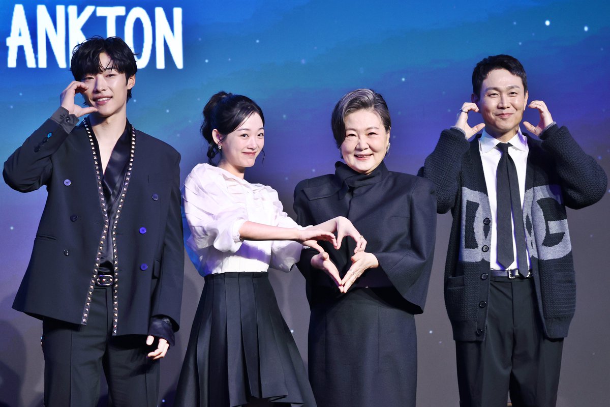 kvibe_yonhap's tweet photo. Photos from press conference of ′Mr. Plankton′ 
#미스터플랑크톤 #Mr플랑크톤 #넷플릭스 #MrPlankton #netflix #우도환 #이유미 #오정세 #김해숙

https://t.co/e73nzX6wgK https://t.co/AJpS1hknba
