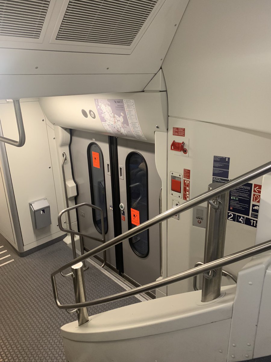 matti_hani's tweet photo. @Der_KaiErik @Wirtschaftsland @bahnoev @PRO_BAHN @Schienenallianz @PrellbockAltona @shz_de @NDRrecherche @Wissing @Land_SH @dernahverkehr @DBRegio_SH Defekte Türen dürfen bei #SchrottSH natürlich auch nicht fehlen! https://t.co/7gZtLu7aCt