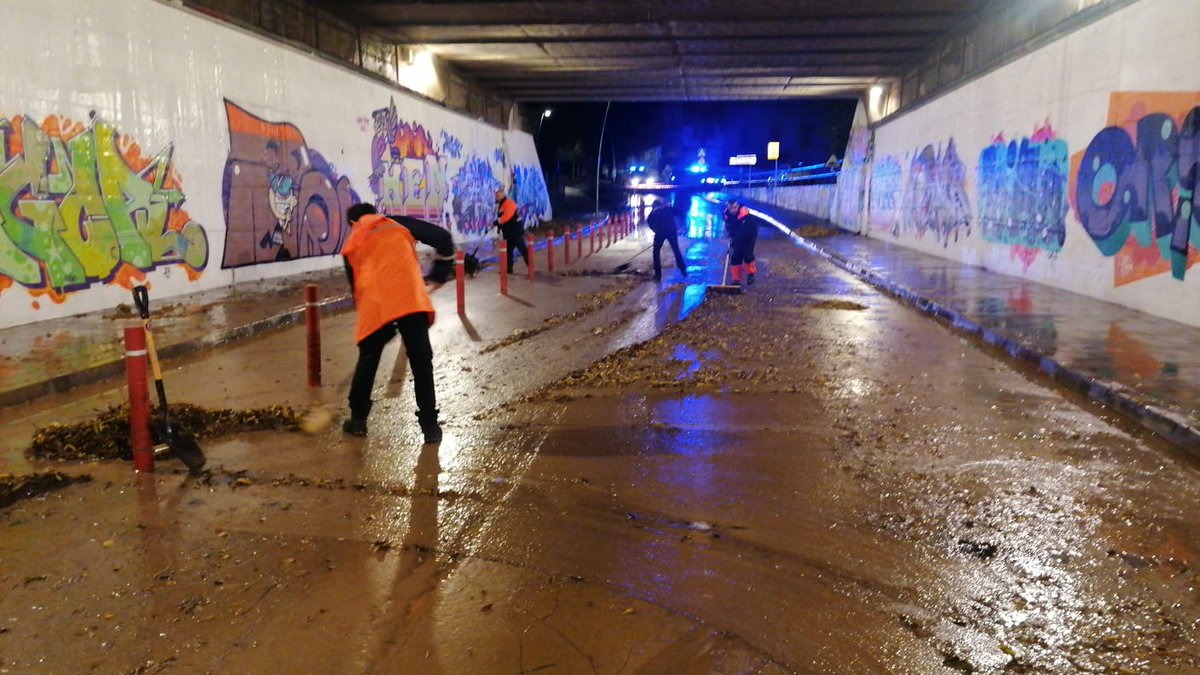 VallsAjuntament's tweet photo. Protecció Civil | 📸 Els equips d'emergència, protecció civil, seguretat ciutadana i serveis de manteniment, han estat actius durant tota la matinada i encara estan treballant en diferents punts de #Valls per tal de donar resposta a les conseqüències de les fortes pluges. https://t.co/teV35e6bh3