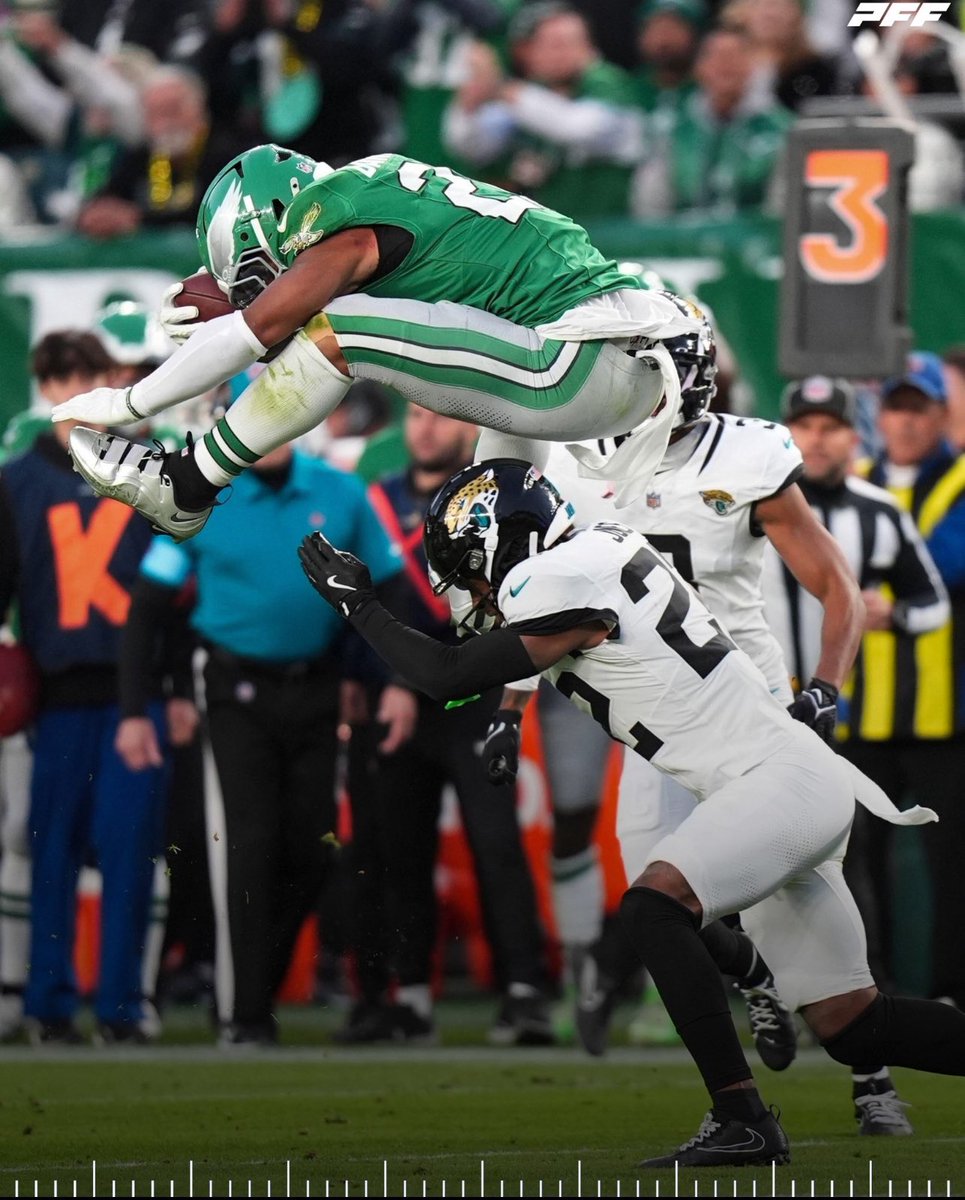 ElitemotionL's tweet photo. Saquon Barkley ⭐️ was exceptional at this, showcasing his ability to read the game and make quick, effective decisions ..

What a skill!

#NFL   #Eagles   #JAXvsPHI https://t.co/Dtv8xVg2Sa