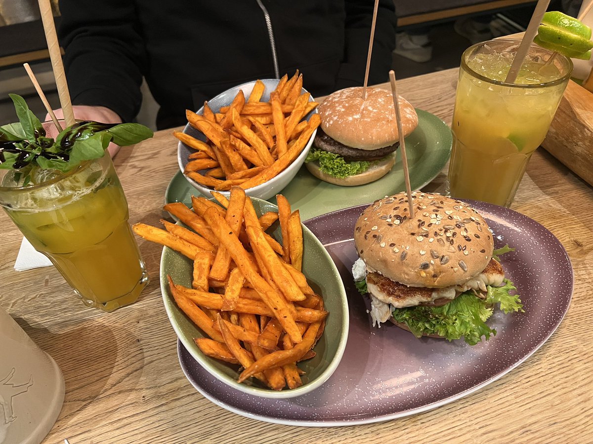 Werikane's tweet photo. My weekend was a blast! Little sleep but lots of delicious food, so many friends and all in all an unforgettable day at the #BFD15. It's such an amazing feeling to be a part of this big event! 💜🧡 https://t.co/qAtt5ygJJU