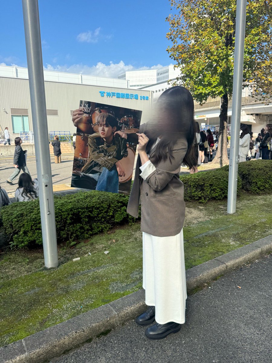 jamizu_ru's tweet photo. 前回に続きWDWG期もサイン会✍️🤍

ちゃんと顔見て味方だよって
伝えられて良かった🥹🤍

突然のちゃん呼びにドキッとして
大切なポスター忘れちゃって
「いらなかったらいいですけど😞😒」っていじけてる顔が可愛すぎた😭🫶🏻
よしよしも投げちゅーもありがとう😭❕
#JO1オフラインサイン会 #白岩瑠姫 https://t.co/2F2H9i5djd