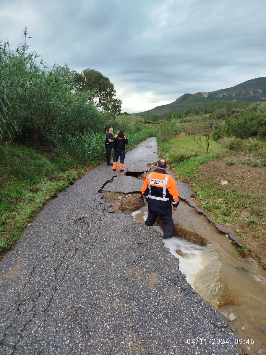 AvpcValls's tweet photo. 🔴🟠 INUNCAT |
Seguim treballant junt amb equips de Policia Local i Brigada obrint accesos de camins i encintant llocs que poden comportar complicacions al trànsit de persones i rodat.
@VallsAjuntament
@ConsellAltCamp @DolorsFarre @egarciacarmona @emergenciescat @RosaMataFrances https://t.co/vE8pOplsIA