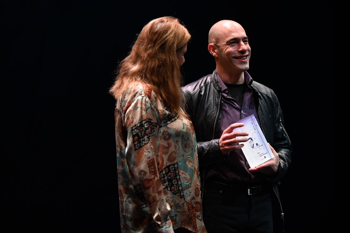 El dramaturgo gallego Néstor Roldán recibió ayer de manos de <a href="/ana_graciani/">ana graciani</a>, directora institucional de Artes Escénicas de la <a href="/fundacionsgae/">PAlHl</a>, el 🏆Premio SGAE de 🎭Teatro Jardiel Poncela 2024 por su obra "Los grillos tullidos", un adictivo thriller sobre el tiempo, el duelo y el