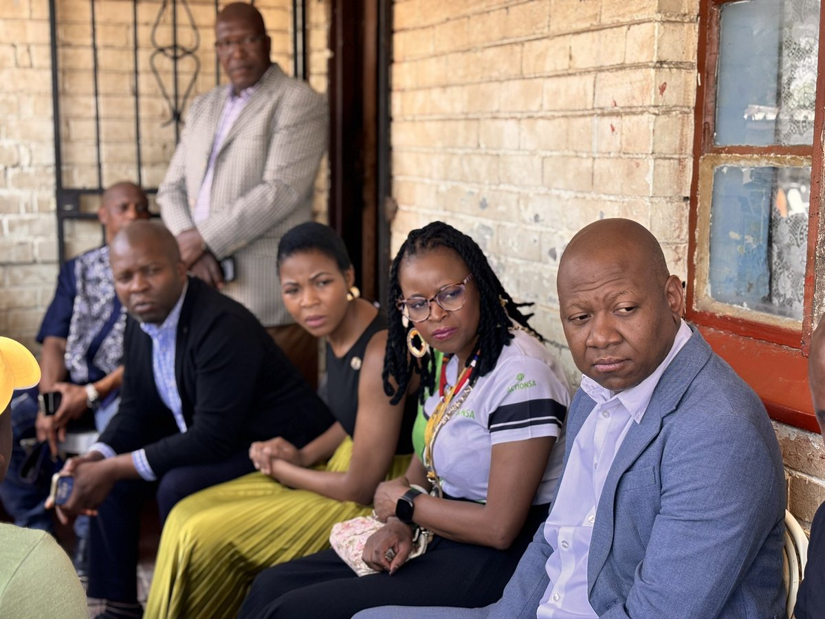 SpeakerofJoburg's tweet image. HAPPENING NOW: The Speaker, Cllr Nobuhle Mthembu is visiting the family of  Lesedi Mulaudi in Alexandra. Lesedi passed away of suspected food poisoning after eating snacks bought from a local foreign owned spaza shop.