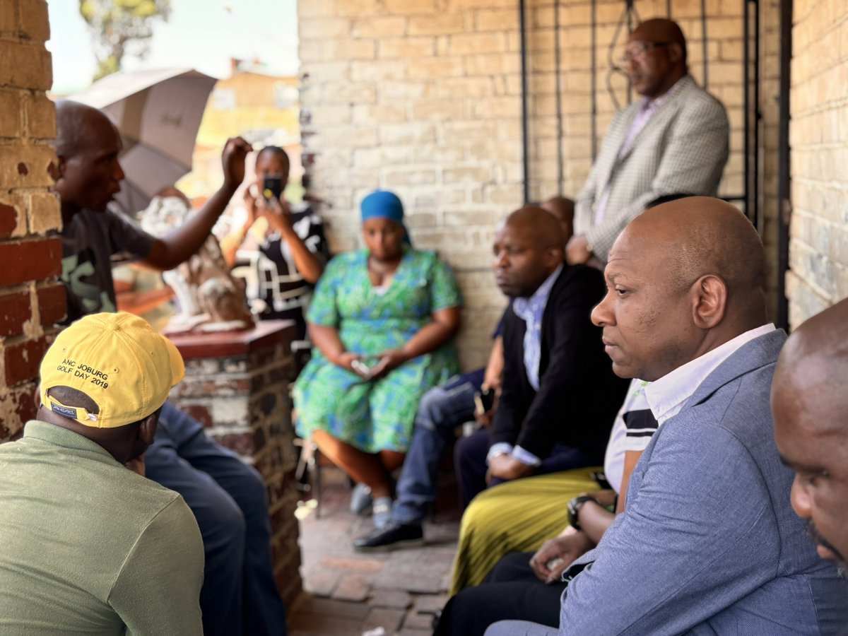 SpeakerofJoburg's tweet image. HAPPENING NOW: The Speaker, Cllr Nobuhle Mthembu is visiting the family of  Lesedi Mulaudi in Alexandra. Lesedi passed away of suspected food poisoning after eating snacks bought from a local foreign owned spaza shop.