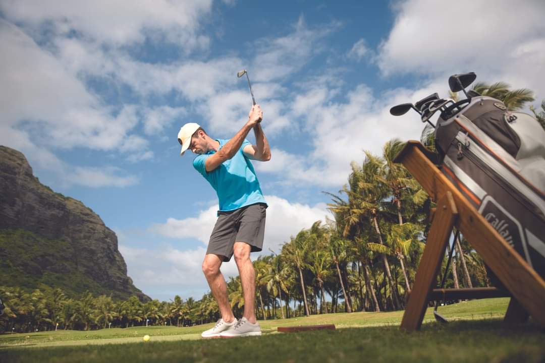 beachtag's tweet photo. 🏌️‍♂️Tee Off in PARADISE!!

⛳Paradis Beachcomber Golf Resort &amp; Spa - This paradise offers one of the largest sports centres on the island as well as an in-resort 18-hole championship golf
course. Paradis Beachcomber has been enchanting holidaymakers for decades https://t.co/Ewn6fyaYZE