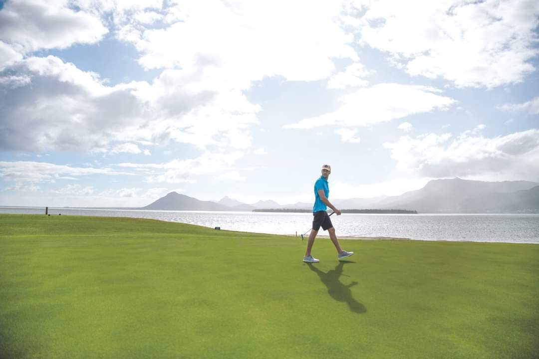 beachtag's tweet photo. 🏌️‍♂️Tee Off in PARADISE!!

⛳Paradis Beachcomber Golf Resort &amp; Spa - This paradise offers one of the largest sports centres on the island as well as an in-resort 18-hole championship golf
course. Paradis Beachcomber has been enchanting holidaymakers for decades https://t.co/Ewn6fyaYZE