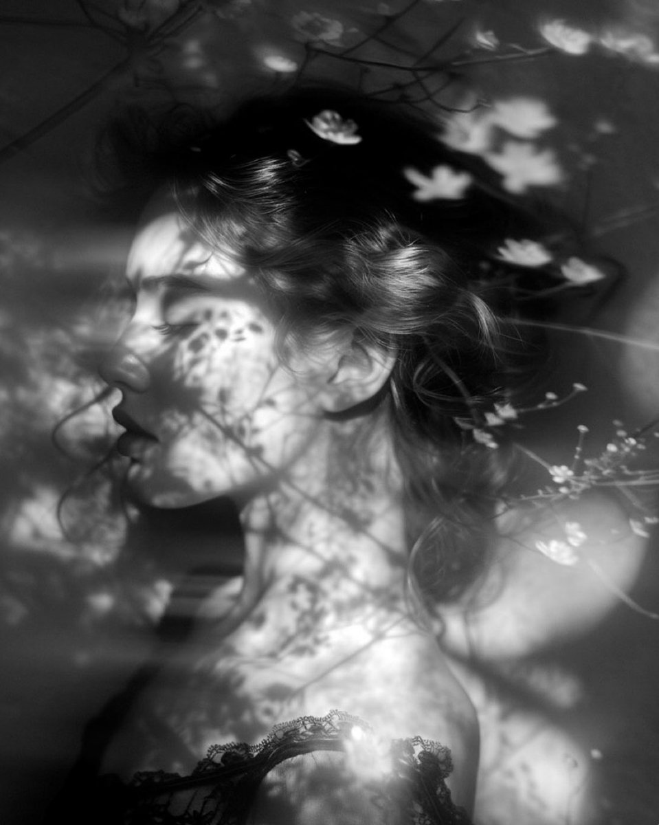 Bizim de var tabi acemi yanlarımız, bu dünyanın menfaat çarkını çeviremiyoruz…