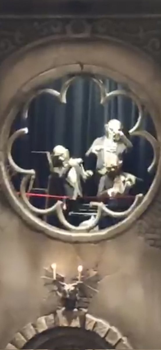 overblijfselen van een voormalige efteling tweet media