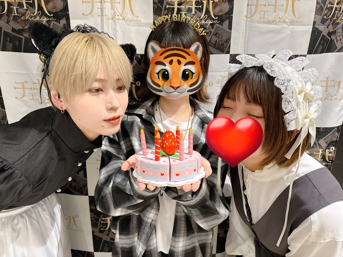 kurageSplatoon's tweet photo. 2人なら世界中で愛されるメイド
潰されるクラゲ
ハートにバン🔫
バースデーガールと🎂

  #コみゆニティ
 #いい推しの日 https://t.co/RXBP7vXXRm