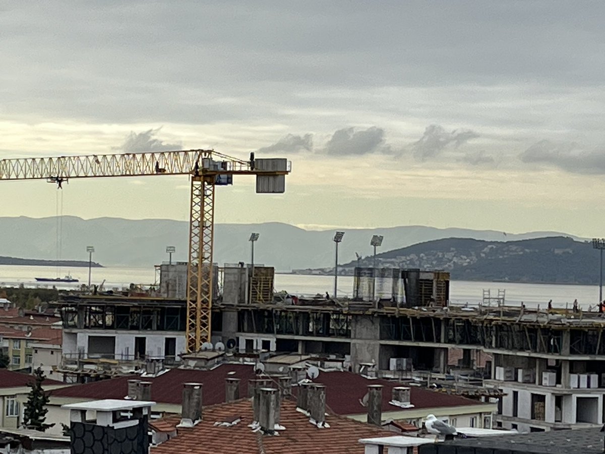 CAFERNUROGLU's tweet photo. Maltepe idealtepe mahalleside yüksek irtifaya kurban gidiyor https://t.co/M8UpzkMyWJ