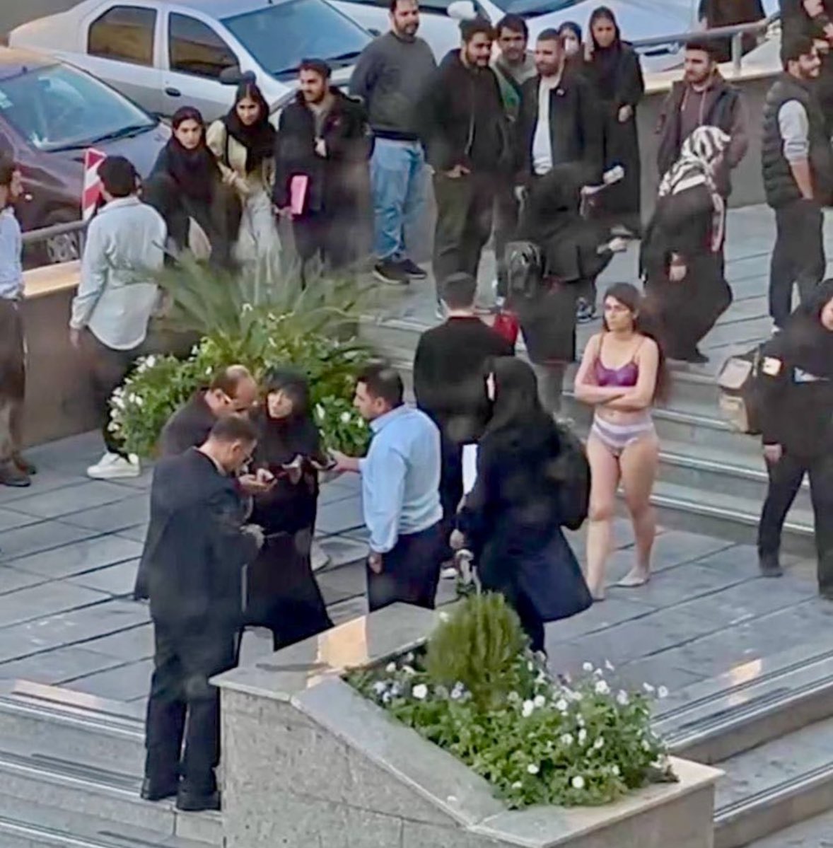 DilanYesilgoz's tweet image. Ahoo Daryaei. Wat een heldin. Wat een moed. Wat een vrouw. 

Elke vrouw, elk mens, verdient het recht de zon op haar huid te mogen voelen. Dit is wat strijden voor vrijheid betekent. En wát een strijd leveren de vrouwen in Iran. Inmiddels is Ahoo Daryaei aangehouden en vreest men…